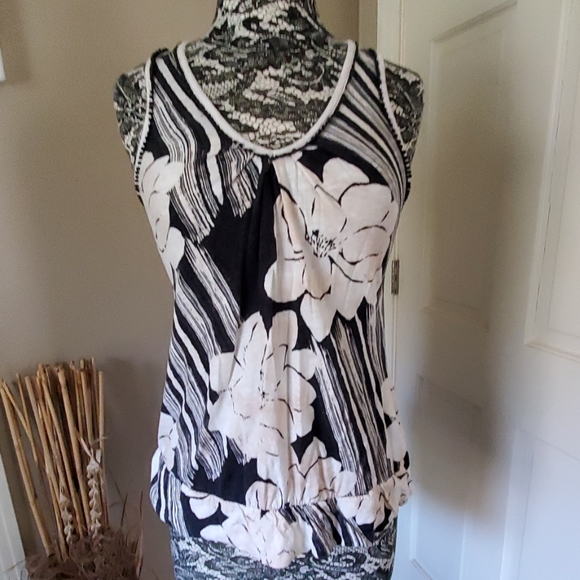 Tops - Floral tank, size S